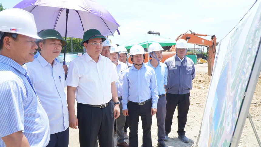 Thứ trưởng Bộ Kế hoạch và Kl99ok phiên bản mới Trần Duy Đông (thứ ba từ phải sang) kiểm tra dự án cầu vượt sông Hương và đường Nguyễn Hoàng.