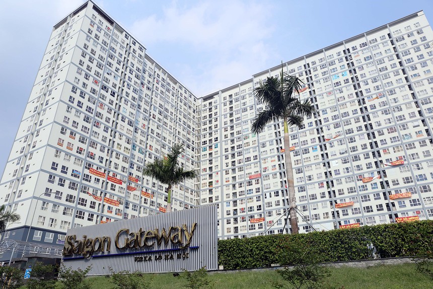 Cư dân chung cư Saigon Gateway treo băng rôn đòi chủ Kl99ok phiên bản mới làm sổ hồng. Ảnh: Việt Dũng