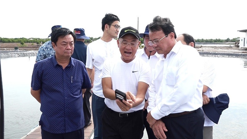 Bộ trưởng Bộ NN&PTNT Lê Minh Hoan (bìa trái) và Chủ tịch UBND tỉnh Trà Vinh Lê Văn Hẳn (bìa phải) tham quan mô hình nuôi tôm công nghệ cao hiệu quả của Kl994 game bài casino hấp dẫn Mỹ Lan - Ảnh Văn Vũ