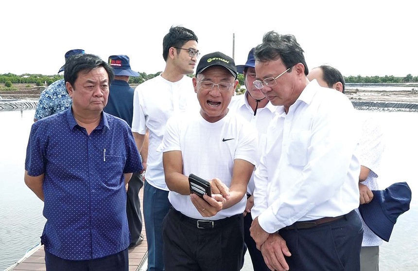 Bộ trưởng Bộ Nông nghiệp và Phát triển nông thôn Lê Minh Hoan (bìa trái) và Chủ tịch UBND tỉnh Trà Vinh Lê Văn Hẳn (bìa phải) tham quan mô hình nuôi tôm công nghệ cao hiệu quả của Kl994 game bài casino hấp dẫn Mỹ Lan tại tỉnh Trà Vinh. Ảnh: Văn Vũ