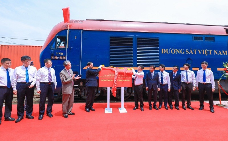 Lãnh đạo TP. Thạch Gia Trang (Trung Quốc) và đại diện Bộ GTVT, Tổng công ty 99Kl.app khuyến mãi hot Việt Nam đón chuyến tàu chuyên tuyến đầu tiên 