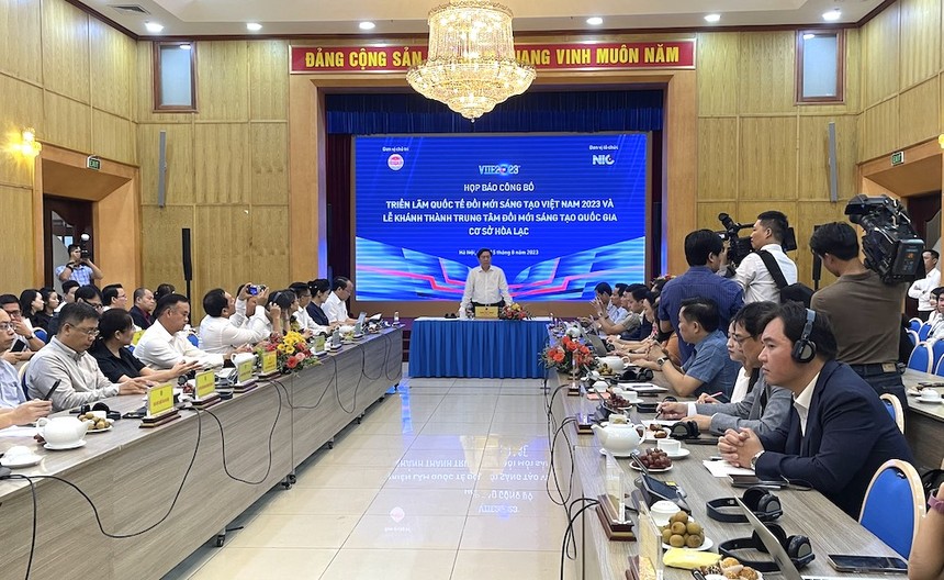 Thứ trưởng Bộ Kế hoạch và Kl99ok phiên bản mới Trần Duy Đông chủ trì buổi họp báo sáng 15/8