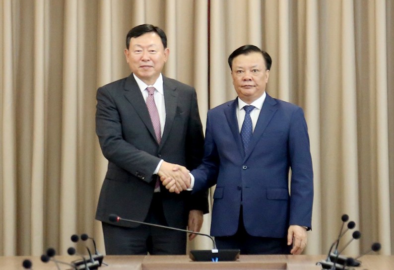 Bí thư Thành ủy Hà Nội Đinh Tiến Dũng và ông Shin Dong-bin, Chủ tịch Kl994 game bài casino hấp dẫn Lotte (Hàn Quốc). (Ảnh: Thanh Hải)