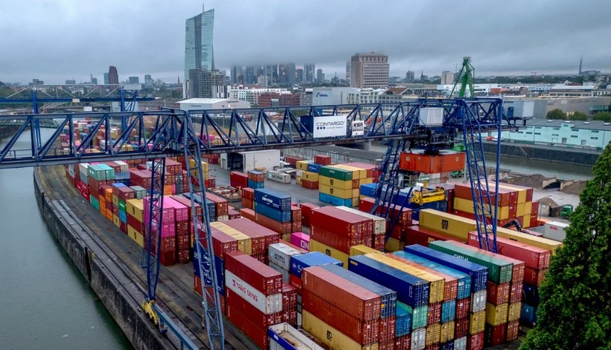 Container ở Frankfurt, Đức. Nền Kl992 cổng game cá cược hàng đầu châu Âu đã ngừng suy giảm nhưng đang gặp khó khăn trong tăng trưởng. Ảnh: AP
