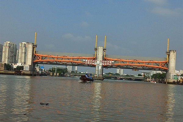 Hiện nay, các cống ngăn triều đã thi công xong phần Kl99kl ưu đãi độc quyền nhưng chưa thể đưa vào vận hành vì chưa được cấp vốn để hoàn thiện phần thiết bị - Ảnh: Anh Quân 