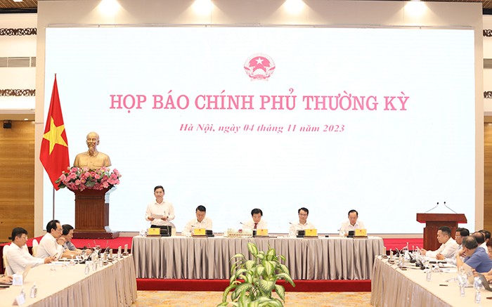Phó Chủ tịch UBND TP. Hà Nội Hà Minh Hải trao đổi tại Họp báo Kl993 ưu đãi thưởng hấp dẫn thường kỳ, chiều 4/11.