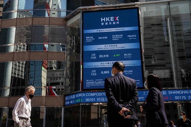 Bên ngoài trụ sở Sở giao dịch 99Kl99 link đăng nhập Hong Kong. Ảnh: AFP