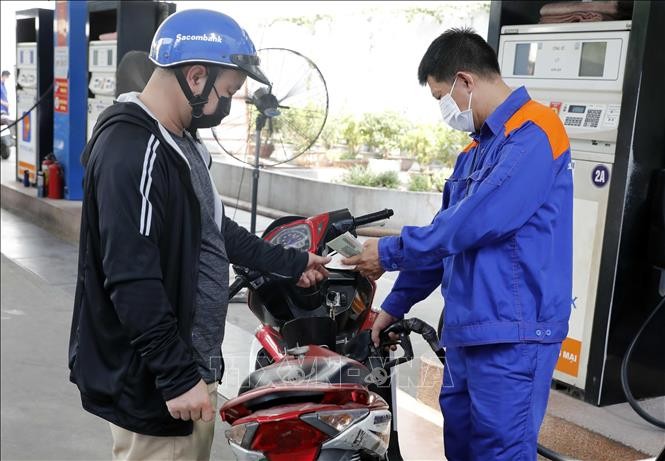 Mua bán xăng, dầu tại điểm Kl992 VIP Trang Chủ 2026 KL99 dịch vụ hỗ trợ 24/7 trên địa bàn Hà Nội. Ảnh: Trần Việt/TTXVN