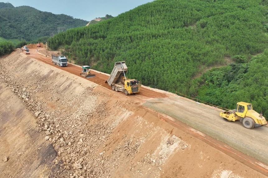 TP. Hạ Long đang đẩy nhanh tiến độ thi công đường nối Sơn Dương - Đồng Sơn, đảm bảo mục tiêu giải ngân vốn Kl99ok phiên bản mới công. Ảnh: Đỗ Phương
