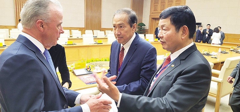 Ông Trương Gia Bình (ngoài cùng bên phải) và các nhà Kl99ok phiên bản mới Mỹ tại Hội nghị Cấp cao Việt Nam - Hoa Kỳ về đổi mới sáng tạo và đầu, tư tổ chức tại Hà Nội nhân chuyến thăm Việt Nam của Tổng thống Mỹ Joe Biden