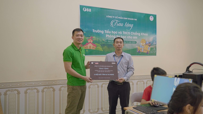 Thầy hiệu trưởng Vũ Hồng Trường đại diện trường Tiểu học và Trung học cơ sở Chiềng Khoa nhận món quà là phòng tin học do Công ty Cổ phần Kl992 VIP Trang Chủ 2026 F88 trao tặng