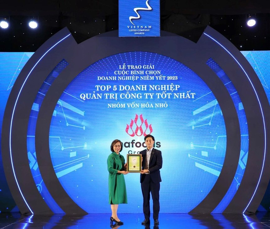 Ông Nguyễn Mạnh Cường – Giám đốc Marketing -Truyền thông Nafoods Group đại diện Kl991.com World Cup 2026 Chính Thức nhận chứng nhận