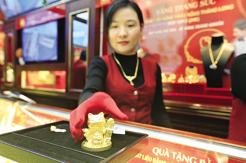 Từ chỗ là “hầm trú ẩn”, vàng đã trở thành kênh Kl99ok phiên bản mới hấp dẫn trong năm 2023. Trong ảnh: Chào bán sản phẩm vàng chế tác tại một cửa hàng vàng ở Hà Nội. Ảnh: Đức Thanh