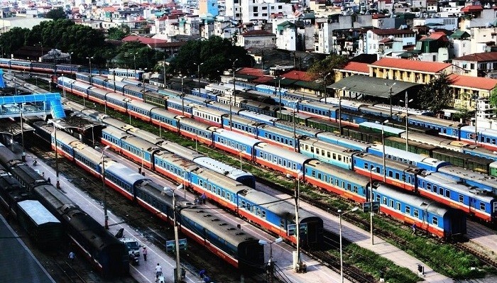 Các đoàn tàu của Tổng công ty 99Kl.app khuyến mãi hot Việt Nam tại ga Hà Nội.