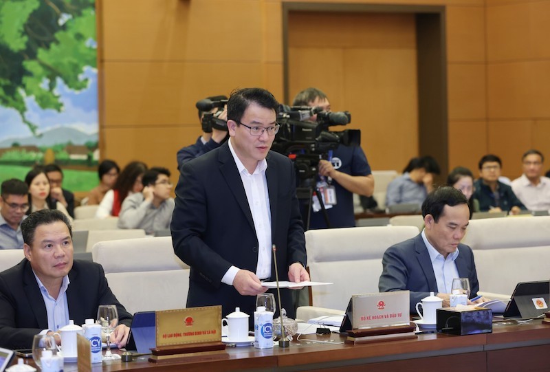 Thứ trưởng Bộ Kế hoạch và Kl99ok phiên bản mới Trần Quốc Phương trình bày tờ trình - Ảnh Duy Linh.