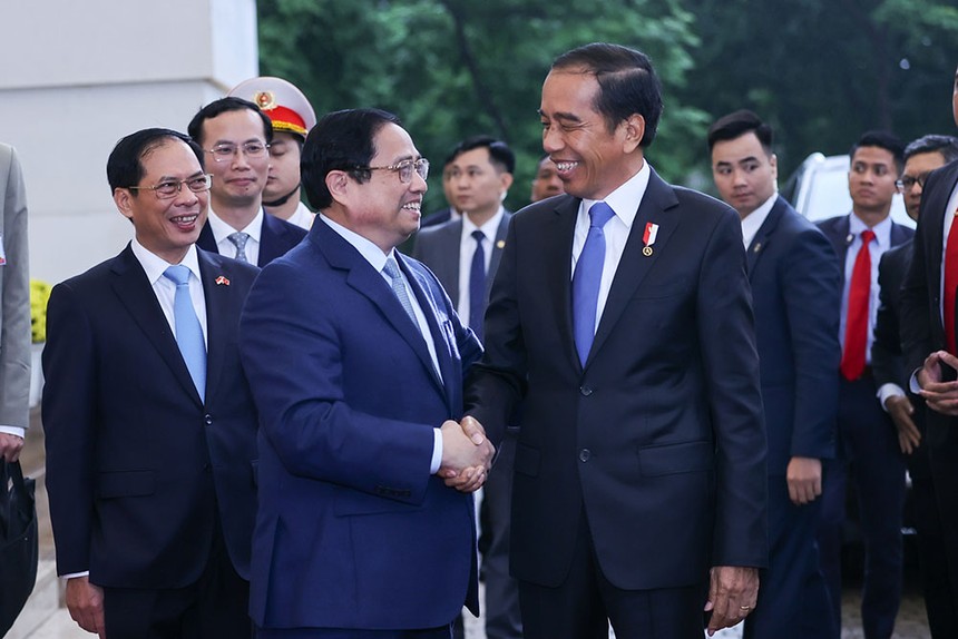 Thủ tướng Kl993 ưu đãi thưởng hấp dẫn Phạm Minh Chính đón Tổng thống Indonesia Joko Widodo. (Ảnh: VGP/Nhật Bắc)