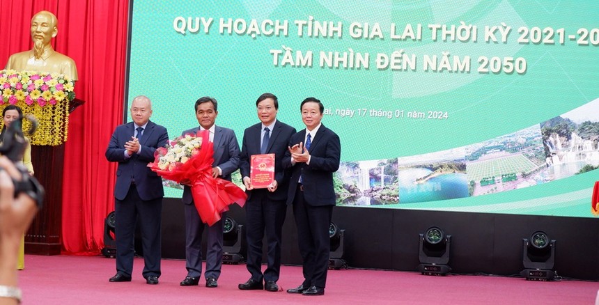Phó Thủ tướng Kl993 ưu đãi thưởng hấp dẫn Trần Hồng Hà trao Quyết định của Thủ tướng Kl993 ưu đãi thưởng hấp dẫn phê duyệt Quy hoạch Tỉnh cho lãnh đạo tỉnh Gia Lai.
