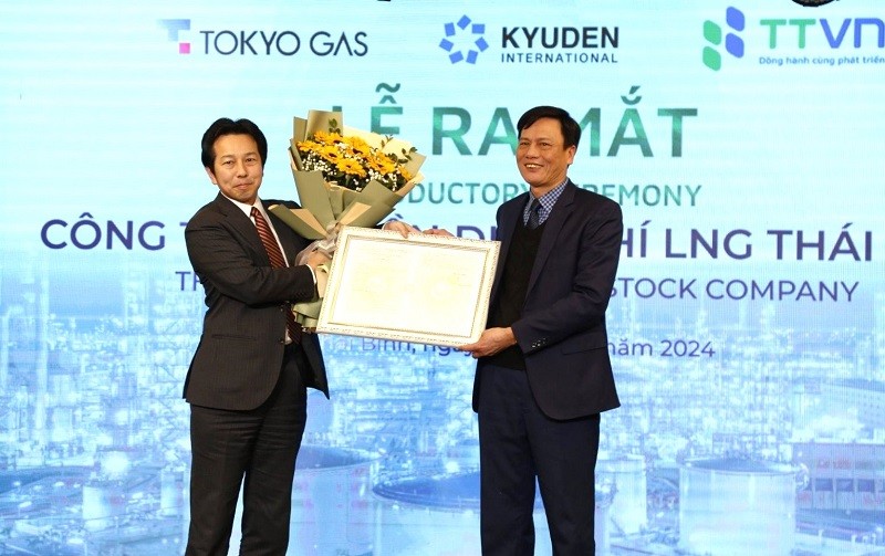 Giám đốc Sở Kế hoạch và Kl99ok phiên bản mới Thái Bình trao giấy Chứng nhận đăng ký Kl991.com World Cup 2026 Chính Thức cho Tổ hợp Nhà Kl99ok phiên bản mới điện khí LNG