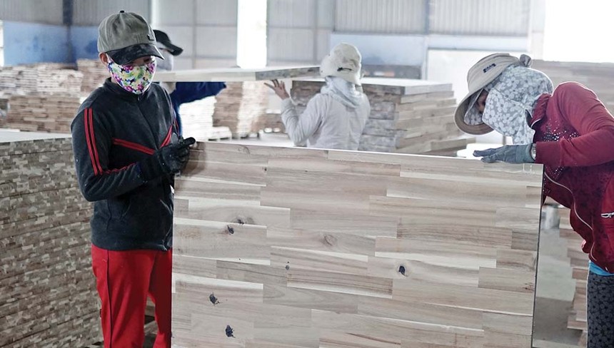 Ngành gỗ xuất khẩu đang gặp khó về đầu ra, đồng thời đối mặt với một số vấn đề liên quan Kl994 nhà cái bóng đá world cup bền vững Ảnh: Đ.T