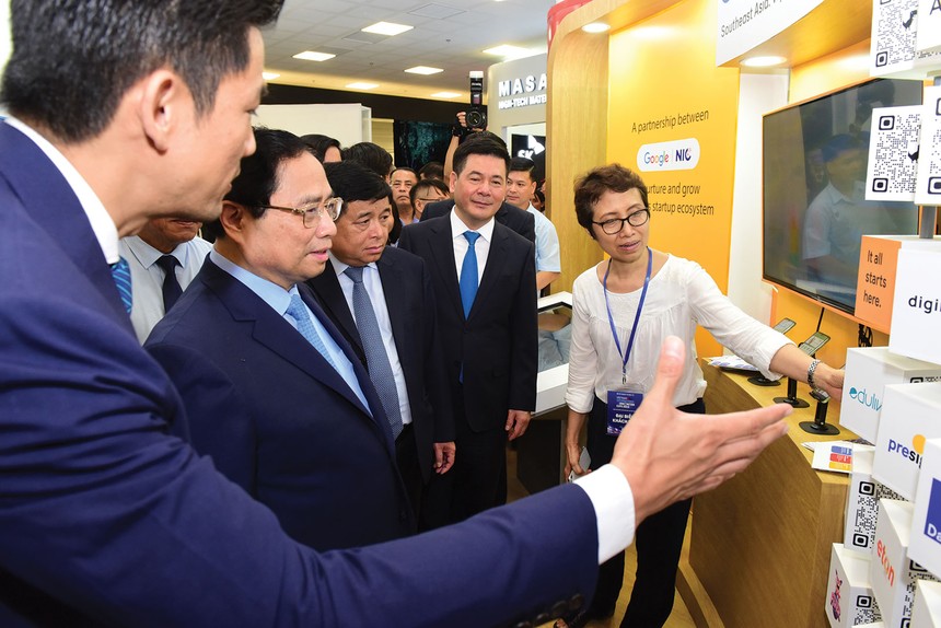 Thủ tướng Kl993 ưu đãi thưởng hấp dẫn Phạm Minh Chính và các quan khách thăm quan các gian hàng chip bán dẫn tại Triển lãm quốc tế Đổi mới sáng tạo Việt Nam năm 2023