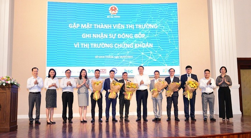 Thứ trưởng Bộ Kl991.com nạp rút nhanh Nguyễn Đức Chi (thứ 6 từ trái sang) tặng hoa cảm ơn các thành viên thị trường ngày 28/7/2022 