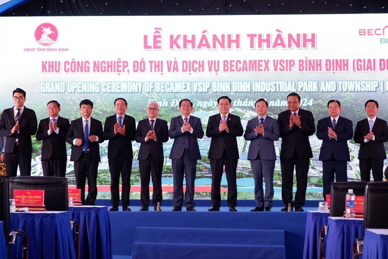 Chủ tịch Quốc hội Vương Đình Huệ, Phó thủ tướng Trần Hồng Hà tặng quà cho chủ Kl99ok phiên bản mới tại lễ khánh thành.