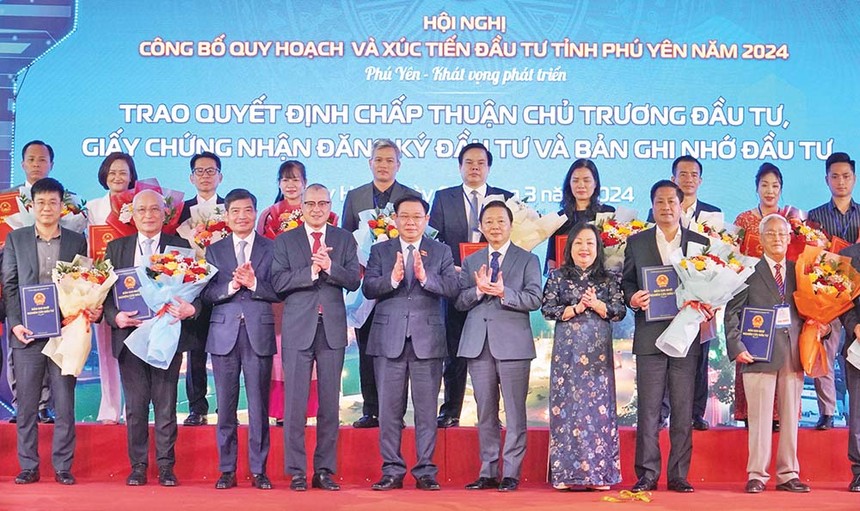 Chủ tịch Quốc hội Vương Đình Huệ, Phó Thủ tướng Trần Hồng Hà và lãnh đạo tỉnh Phú Yên chúc mừng các nhà Kl99ok phiên bản mới được trao quyết định chủ trương, chứng nhận Kl99ok phiên bản mới, điều chỉnh chủ trương Kl99ok phiên bản mới…