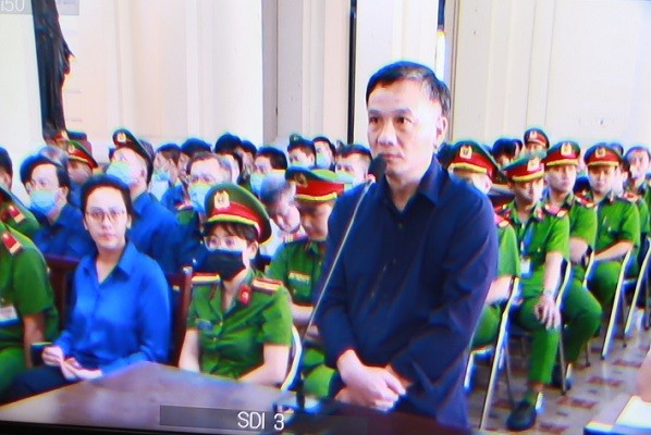 Bị cáo Trần Văn Nhị (Phó giám đốc Công ty TNHH hãng kiểm toán và định giá ATC – người thẩm định giá 99Kl.app cổng game giải trí cho Link Vào Nhà Cái KL99 COM Tặng +199k SCB) tại toà. (Ảnh: Việt Dũng)