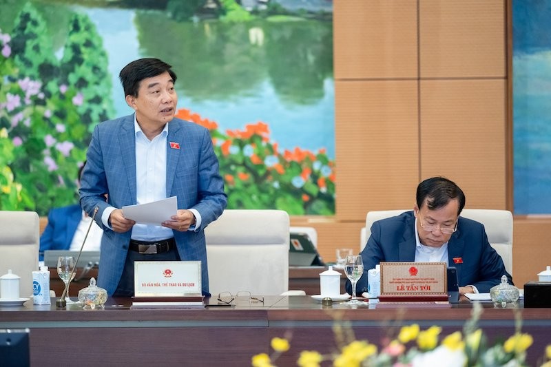 Phó chủ nhiệm Ủy ban Kl992 cổng game cá cược Nguyễn Minh Sơn báo cáo tại phiên họp.