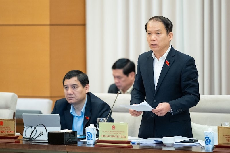 Chủ nhiệm Ủy ban Kl992 Tham Gia Ngay Hoàng Thanh Tùng báo cáo tại phiên họp.