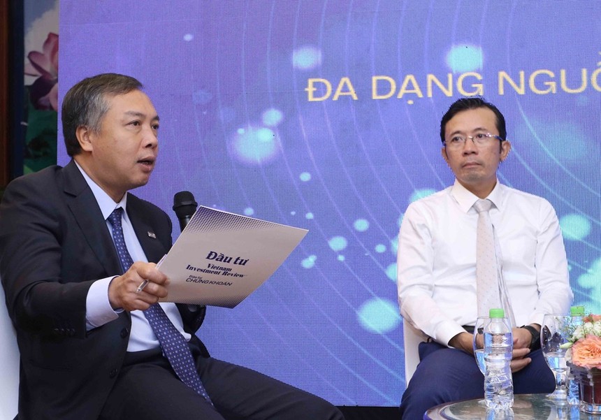 Ông Lê Trọng Minh, Tổng Biên tập Báo Kl99ok phiên bản mới (bên trái), điều phối phiên thảo luận "đa dạng nguồn thu cho các cơ quan báo chí". Ảnh: Lê Toàn