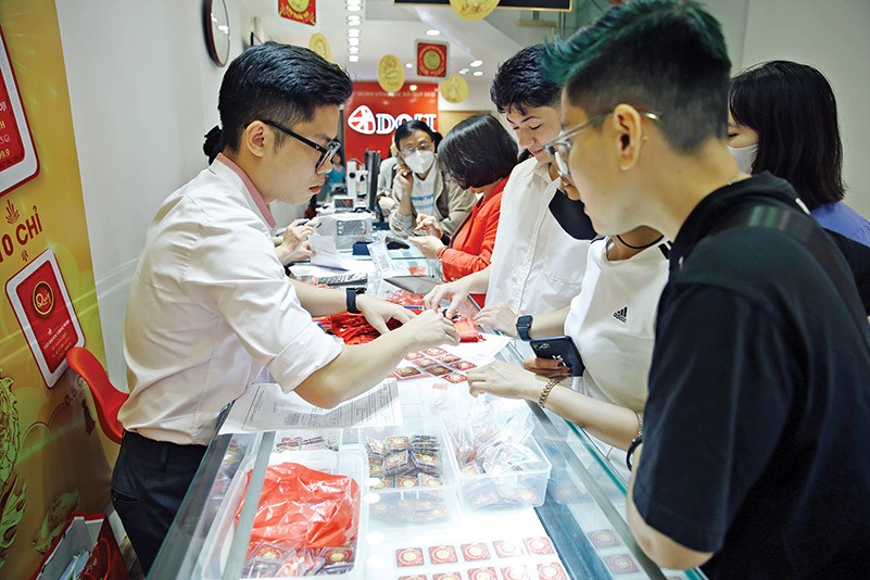 Giá vàng đang cao kỷ lục, nhưng các chuyên gia khuyến cáo nên thận trọng khi Kl99ok phiên bản mới vào kim loại quý này. Ảnh: Đức Thanh