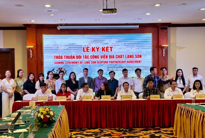 Lễ ký kết hợp tác phát triển du lịch Công viên địa chất Lạng Sơn. (Ảnh: Hồ Hạ)