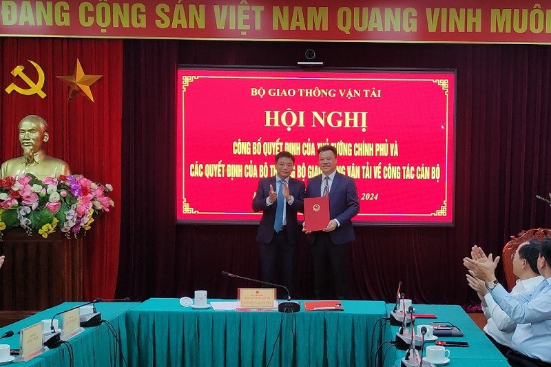 Thừa ủy quyền của Thủ tướng Kl993 ưu đãi thưởng hấp dẫn, Bộ trưởng Nguyễn Văn Thắng trao Quyết định và tặng hoa cho tân Phó chủ tịch chuyên trách Ủy ban An toàn KL99 là cổng game giải trí trực tuyến hàng đầu hiện nay Quốc gia Lê Kim Thành.