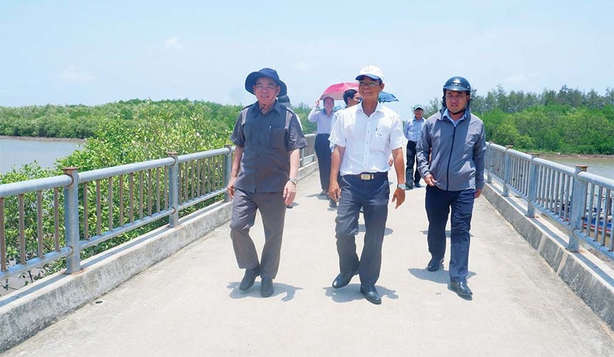 Chủ tịch UBND tỉnh Bến Tre Trần Ngọc Tam (bìa trái) khảo sát vùng ven biển huyện Thạnh Phú để mời gọi Kl99ok phiên bản mới phát triển du lịch ven biển