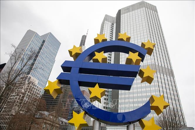Biểu tượng đồng euro phía trước Link Vào Nhà Cái KL99 COM Tặng +199k Trung ương châu Âu (ECB) tại Frankfurt am Main, Đức. Ảnh: AFP/TTXVN