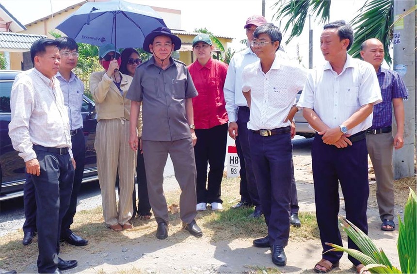 Ông Trần Ngọc Tam, Chủ tịch UBND tỉnh Bến Tre (thứ 3 từ phải sang) cùng các nhà Kl99ok phiên bản mới tham quan, khảo sát và định hướng Kl99ok phiên bản mới vào các huyện ven biển Bến Tre