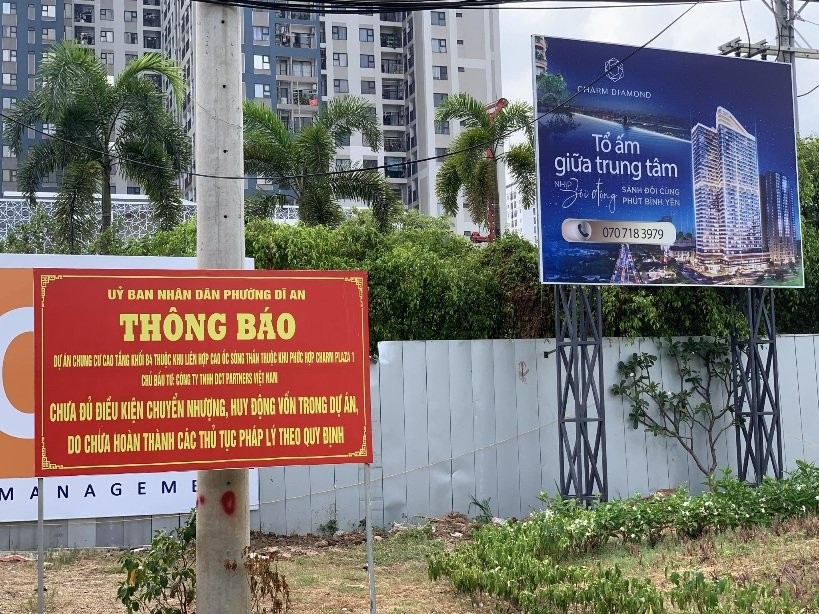 Sau 2 lần bị mất biển cảnh báo, UBND phường Dĩ An lại "Kl99ok phiên bản mới" cắm biển cảnh báo mới về việc mua nhà tại dự án Charm Diamond, với lý do dự án chưa đủ pháp lý. 