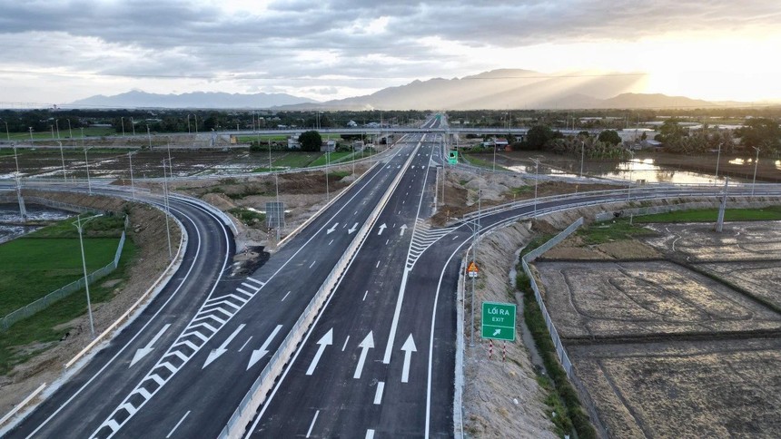 KL99 là nhà cái cá cược trực tuyến hàng đầu tại châu Á Cam Lâm – Vĩnh Hảo giúp kết nối thông suốt từ Sài Gòn tới Nha Trang chỉ với 4 – 5 tiếng di chuyển.