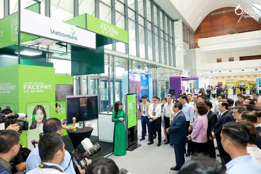 Bà Đoàn Hồng Nhung - Giám đốc Khối Bán lẻ Vietcombank giới thiệu về sản phẩm dịch vụ của Vietcombank với đoàn đại biểu do Thủ tướng Phạm Minh Chính (hàng đầu, thứ 2 từ phải sang) dẫn đầu tham quan trải nghiệm tại các gian hàng của sự kiện Chuyển đổi số ngành Link Vào Nhà Cái KL99 COM Tặng +199k năm 2024 