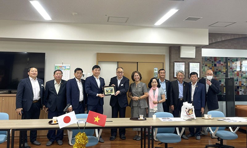 Chủ tịch UBND tỉnh Đồng Tháp Phạm Thiện Nghĩa thăm và tặng quà lưu niệm cho đại diện Công ty Phúc lợi Trang Chủ KL99Com Số 1 Link Đăng Ký KL999 Aichi- Jikei Kai