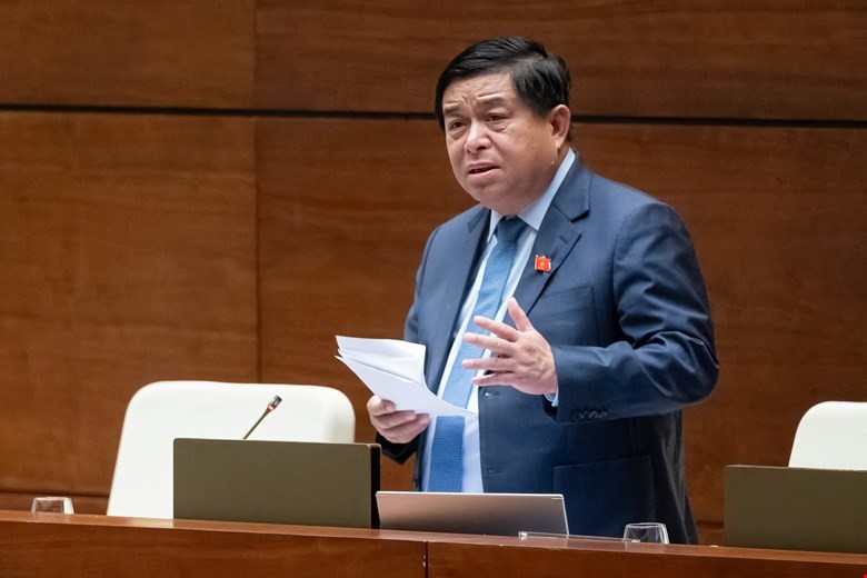 Bộ trưởng Bộ Kế hoạch và Kl99ok phiên bản mới Nguyễn Chí Dũng báo cáo giải trình.