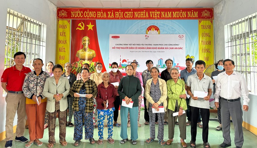 Ông Trần Đình Quân – Chủ tịch Hội đồng Thành viên Dai-ichi Life Việt Nam kiêm Chủ tịch Quỹ Vì Kl993 Đăng nhập Giải trí tươi đẹp (áo thun đỏ) đến thăm và trao tặng quà cho người dân có hoàn cảnh khó khăn tại tỉnh Khánh Hòa vào ngày 14/6/2024