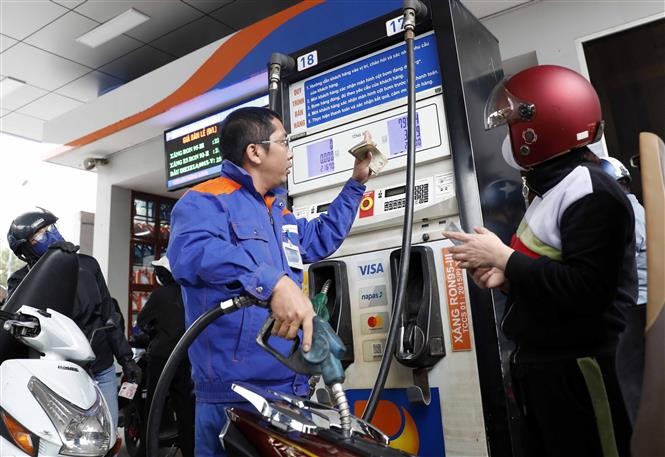 Xăng, dầu đồng loạt tăng giá từ chiều 20/6. Ảnh: TTXVN