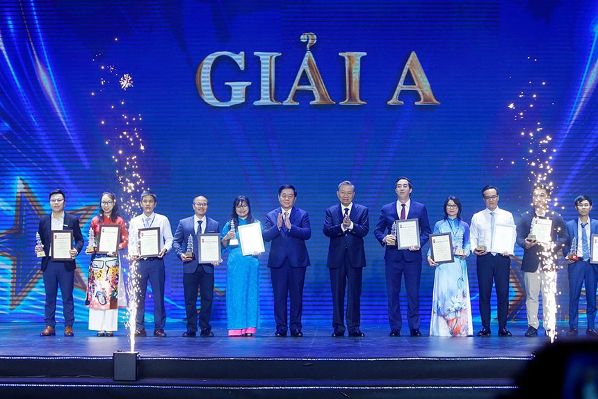 Chủ tịch nước Tô Lâm và Trưởng Ban Tuyên giáo Trung ương Nguyễn Trọng Nghĩa trao Giải A Giải Báo chí Quốc gia lần thứ XVIII cho các tác giả. Nhà báo Lê Thị Thanh Hà, Chi hội Báo Kl99ok phiên bản mới - tác giả của loạt bài 5 kỳ, đứng thứ 5 từ trái sang. (Ảnh: Đức Thanh)