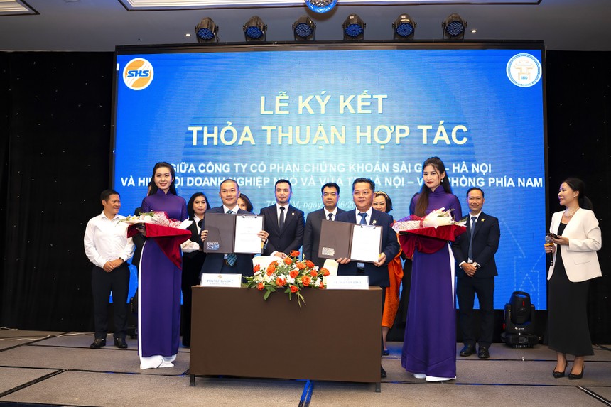 Ông Phạm Thanh Vũ, Giám đốc Chi nhánh 99Kl99 link đăng nhập SHS tại TP HCM (trái) và ông Từ Nguyên Bình, Phó chủ tịch HanoiSME (phải) cùng ký Thỏa thuận hợp tác 