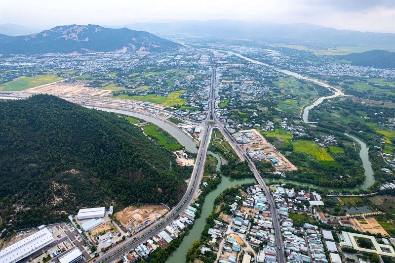 Theo Quy hoạch chi tiết được phê duyệt ngày 22/4/2024, khu đất phía Tây Nam cầu Long Vân có phía Bắc giáp Quốc lộ 1D, phía Tây giáp hành lang thoát nước hồ Bàu Lác, phía Nam và Đông đều giáp đồi núi...Ảnh: Dũng Nhân.