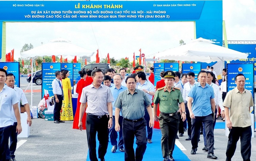 Thủ tướng Kl993 ưu đãi thưởng hấp dẫn Phạm Minh Chính cùng các đại biểu tham dự lễ khánh thành tuyến đường. Ảnh: Thanh Tân