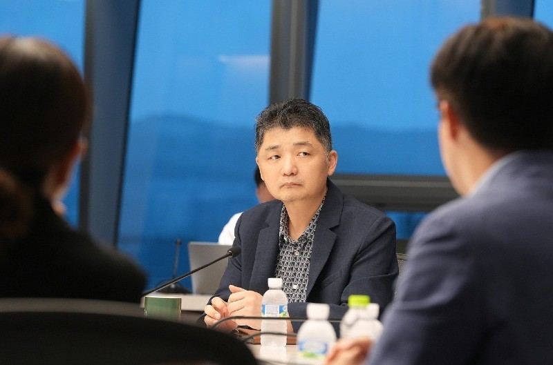 Kim Beom-su trong cuộc họp với các công ty thành viên Kl994 game bài casino hấp dẫn ở Seoul vào ngày 18 tháng 7. Ảnh: Kakao Corp.