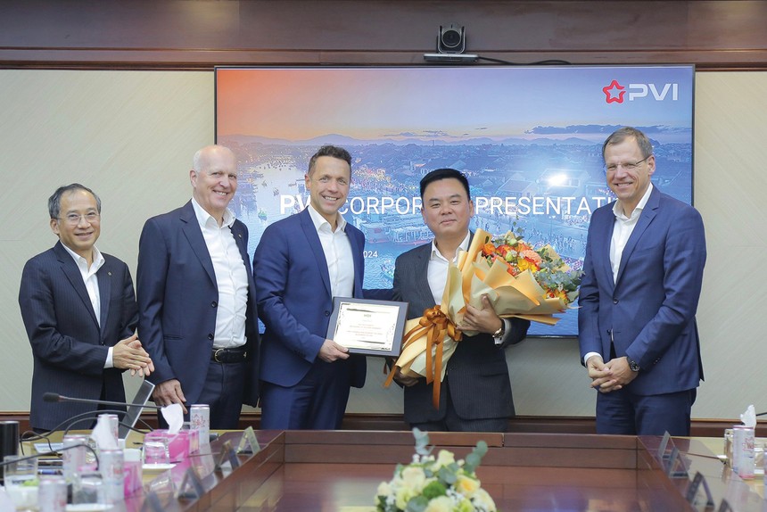 Ông Nguyễn Xuân Hòa, Tổng giám đốc PVI nhận vinh danh cho thành tích của toàn hệ thống PVI năm 2023 từ lãnh đạo Kl994 game bài casino hấp dẫn Talanx và HDI Global SE